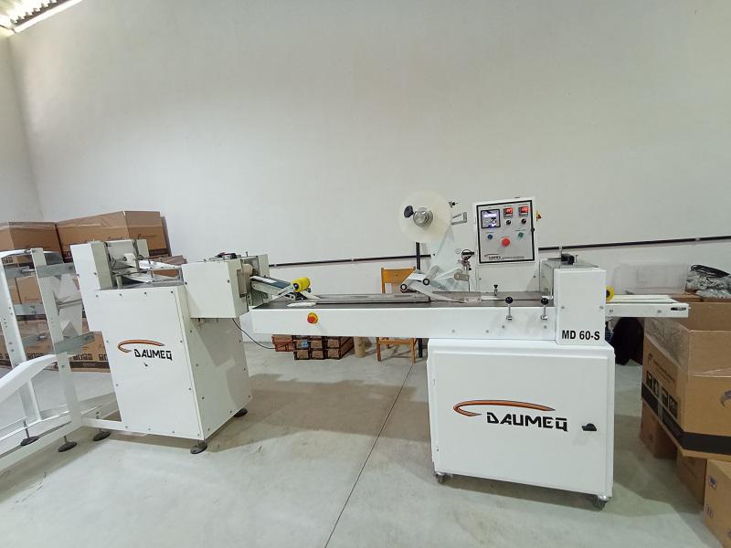 Máquina de fabricar guardanapos de papel